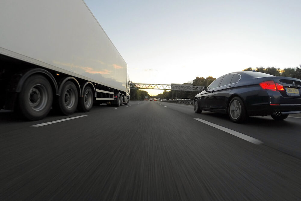 truckandcaronhighway01 | Limepack Pahvimukien maailma | Limepack truck and car on highway 01