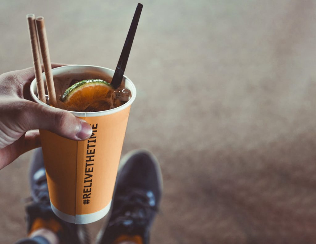 drinkinpapercup | Limepack Muovittomat pahvimukit | Limepack drink in paper cup