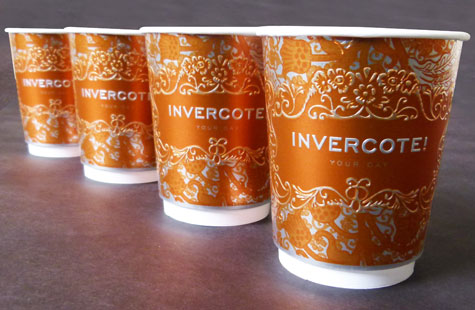 children holding ecofriendly paper cups | Limepack Debossing ja kohokuviointi mitä se on | Limepack children holding ecofriendly paper cups